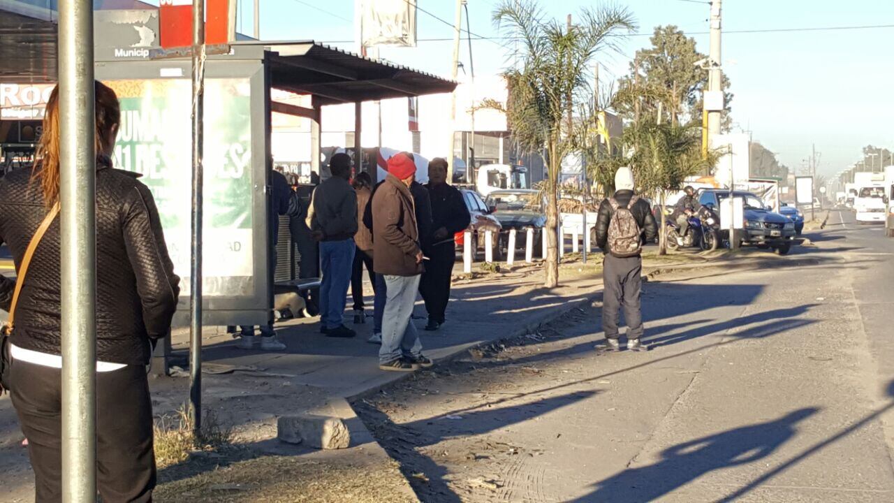 Los colectivos salieron custodiados a las calles. Foto: Sebastián Pfaffen.