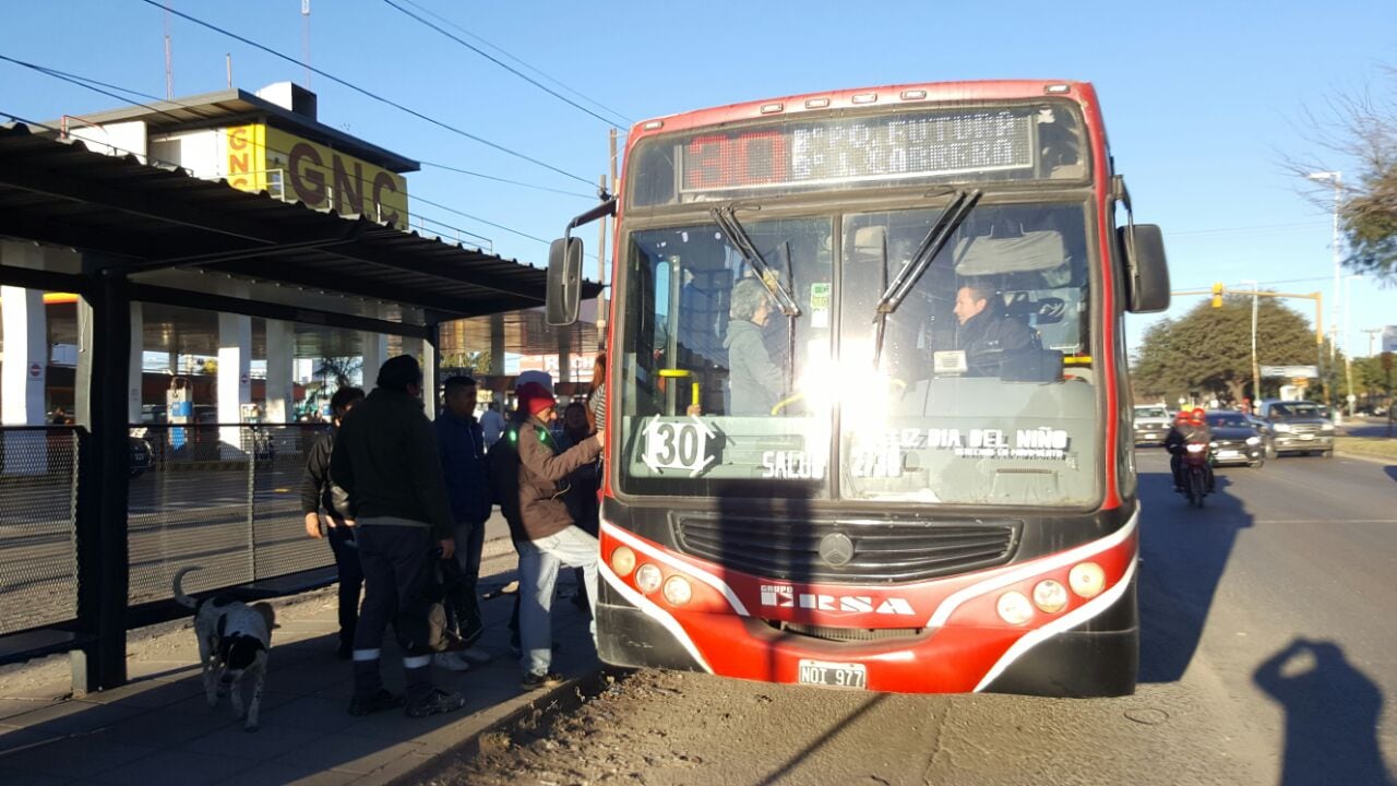 Los colectivos salieron custodiados a las calles. Foto: Sebastián Pfaffen.