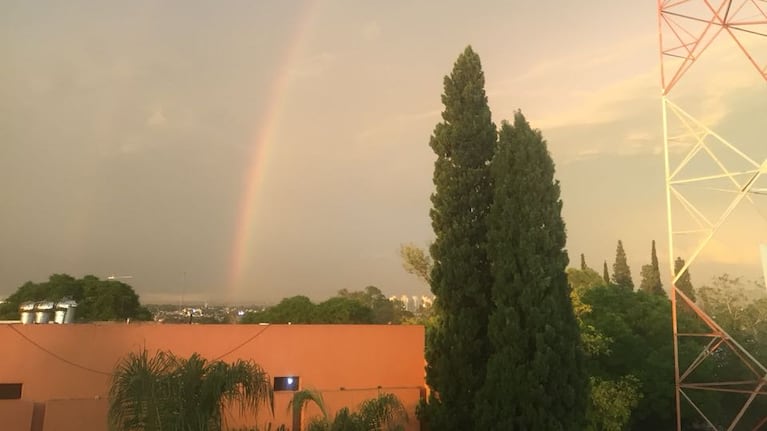 Los colores se apoderaron del cielo cordobés. Foto: Maximiliano López / ElDoce.tv.