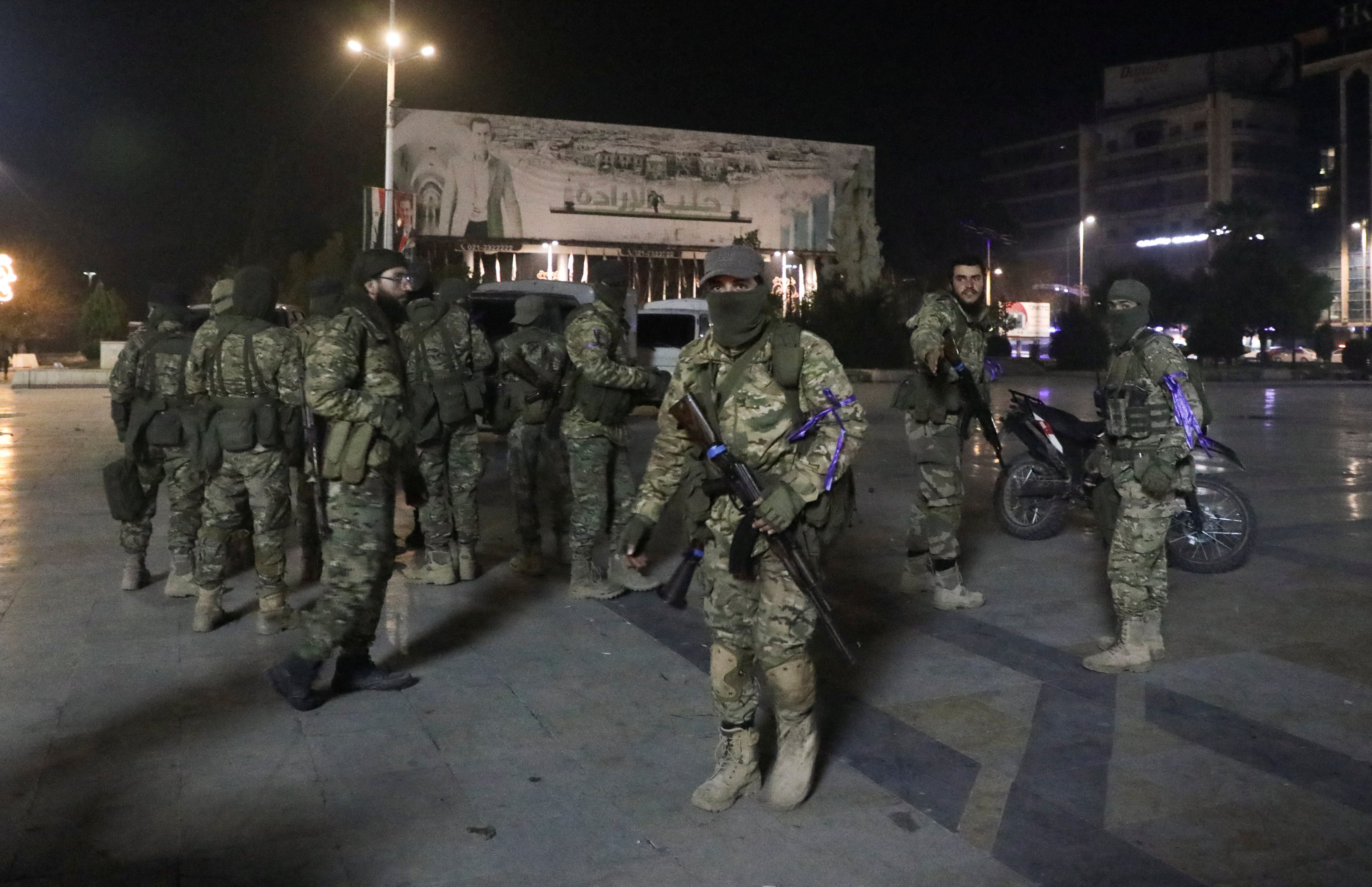 Los combatientes de la oposición siria se reúnen en la plaza Saadallah al-Jabiri, después de que los rebeldes opuestos al presidente sirio Bashar al-Assad dijeran que habían llegado al corazón de Alepo., Syria November 30, 2024. REUTERS/Mahmoud Hasano