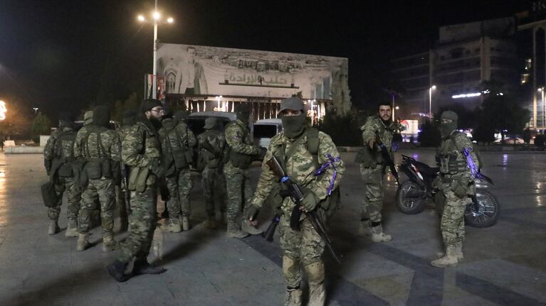 Los combatientes de la oposición siria se reúnen en la plaza Saadallah al-Jabiri, después de que los rebeldes opuestos al presidente sirio Bashar al-Assad dijeran que habían llegado al corazón de Alepo., Syria November 30, 2024. REUTERS/Mahmoud Hasano