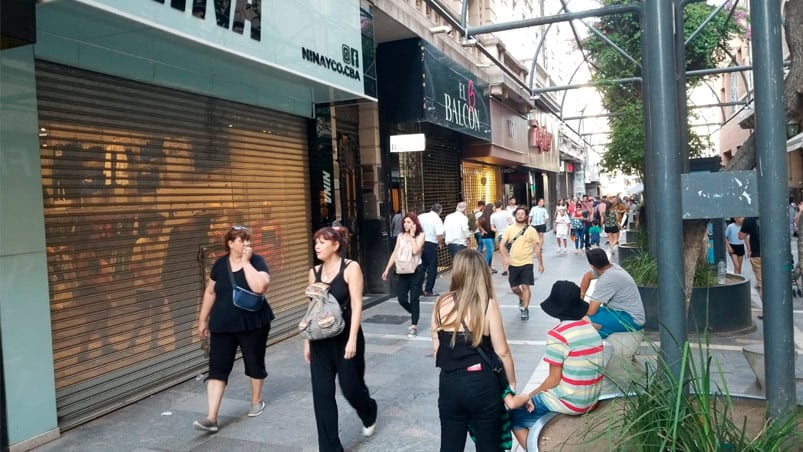 Los comerciantes vivieron horas de tensión por corridas en la peatonal.