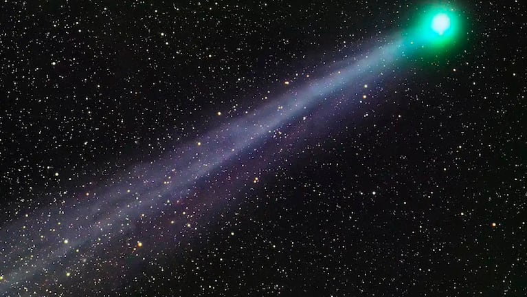 Los cometas se ven como una luz de tonalidad blanca, debido a los gases que rodean el núcleo.