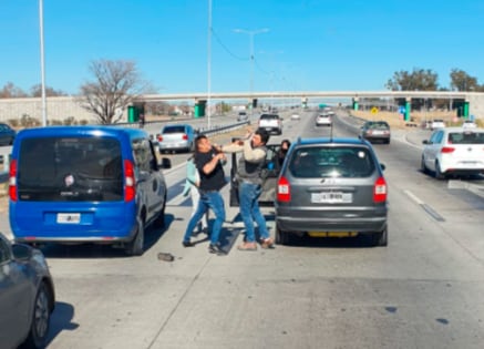 Los conductores, a las piñas en el carril central de la avenida.