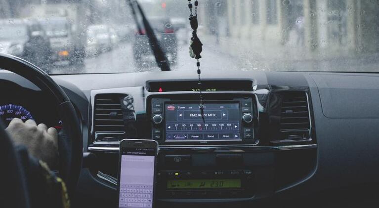 Los conductores adictos al celular son tan peligrosos como los conductores ebrios