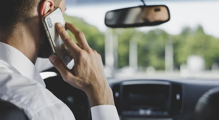Los conductores adictos al celular son tan peligrosos como los conductores ebrios