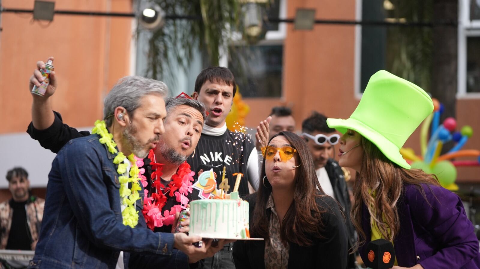 Los conductores de Seguimos soplaron la velita por los 4 años. Foto: Lucio Casalla / El Doce.