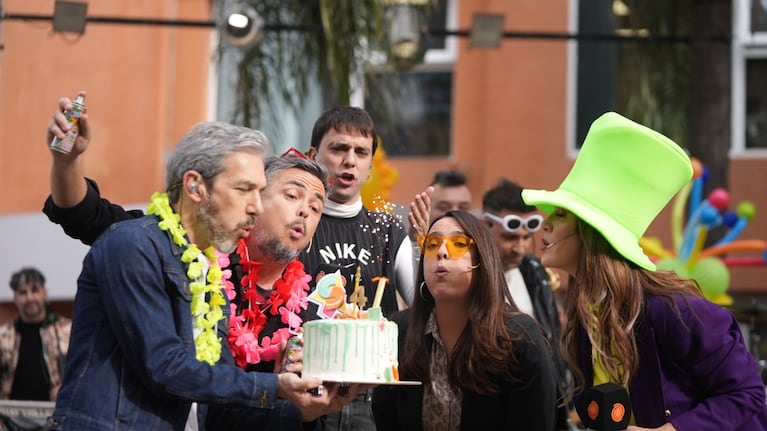 Los conductores de Seguimos soplaron la velita por los 4 años. Foto: Lucio Casalla / El Doce.