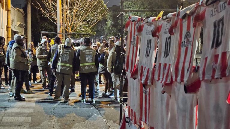 Los constatadores urbanos en las inmediaciones de la cancha de Instituto. (El Doce/Francisco Arias)