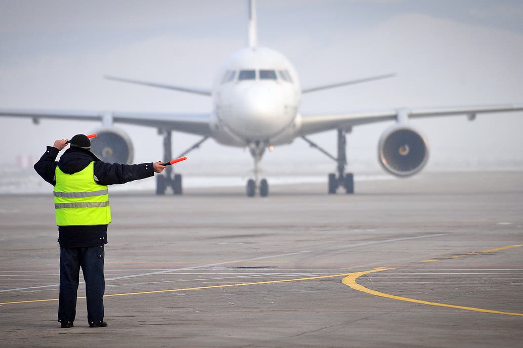 Los controladores se encargan del traslado de las aeronaves tras los aterrizajes.