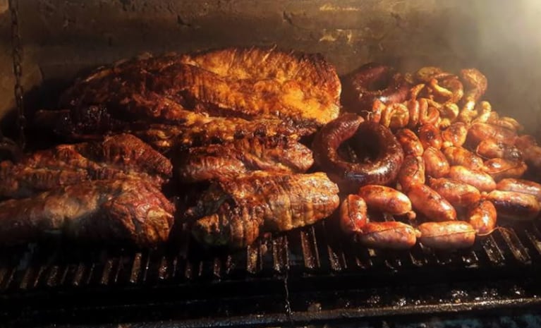 Los cordobeses solucionaron rápido para que la tormenta no afectara el asado.