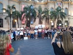 Los coros de cuarto, quinto y sexto año protestaron cantando frente al Patio Olmos.