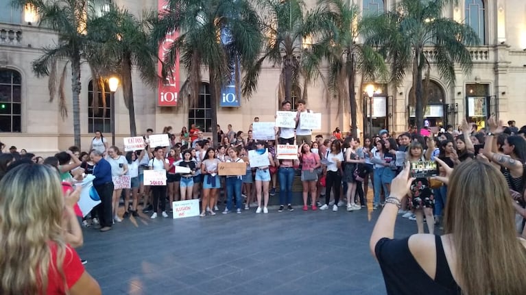 Los coros de cuarto, quinto y sexto año protestaron cantando frente al Patio Olmos.