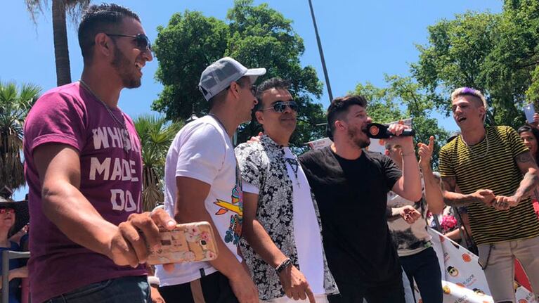 Los cuareteteros, todos juntos para festejar bien cerca de la gente.