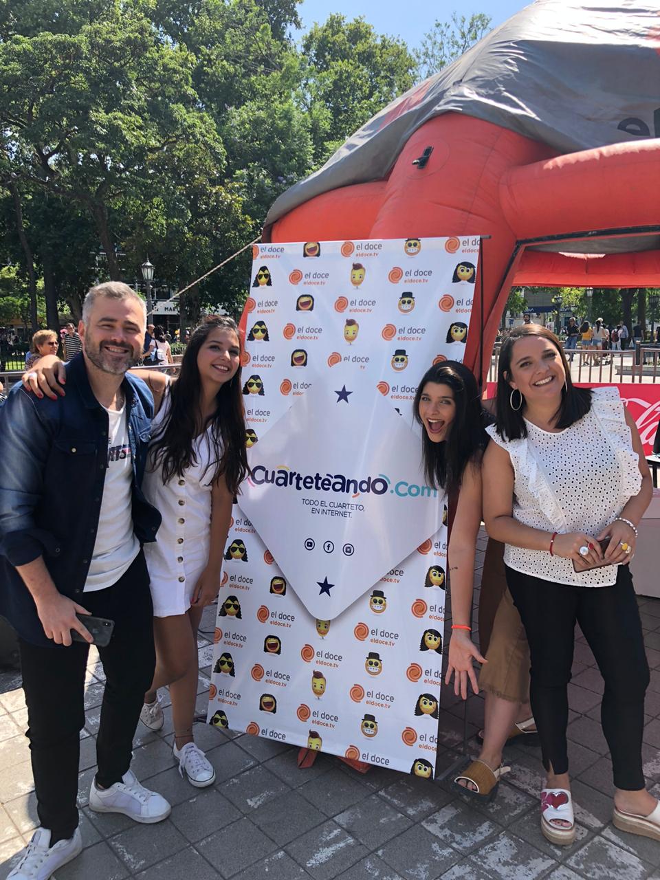 Los cuarteteros, de fiesta y bien cerca de la gente en la Plaza San Martín.