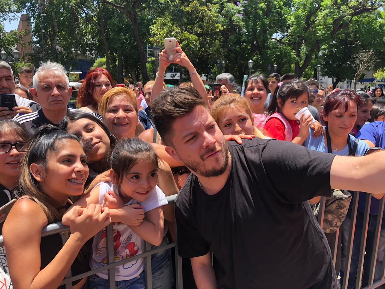 Los cuarteteros, de fiesta y bien cerca de la gente en la Plaza San Martín.