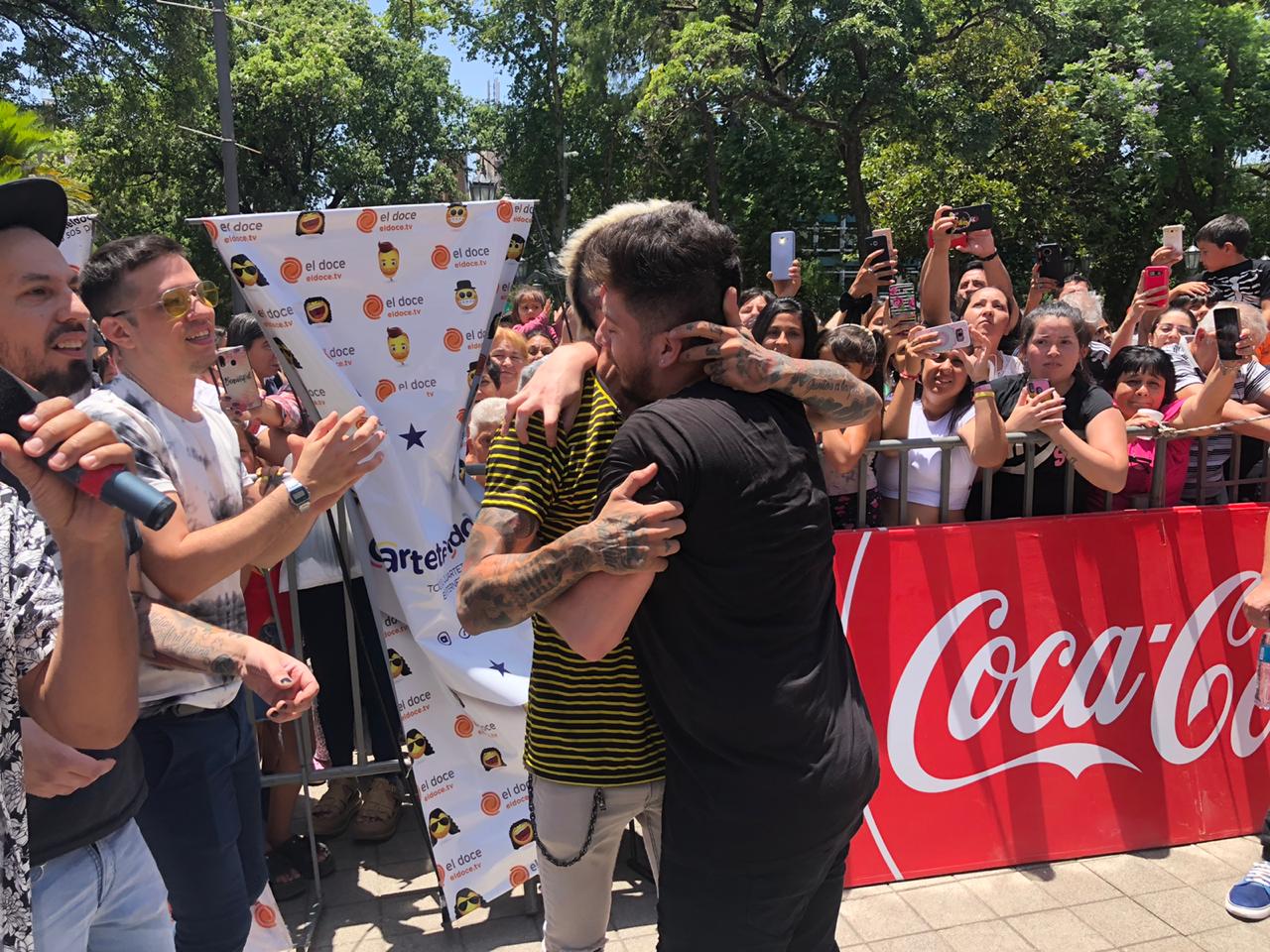 Los cuarteteros, de fiesta y bien cerca de la gente en la Plaza San Martín.