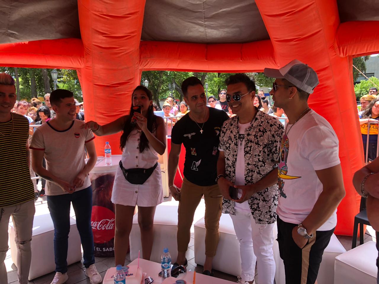 Los cuarteteros, de fiesta y bien cerca de la gente en la Plaza San Martín.