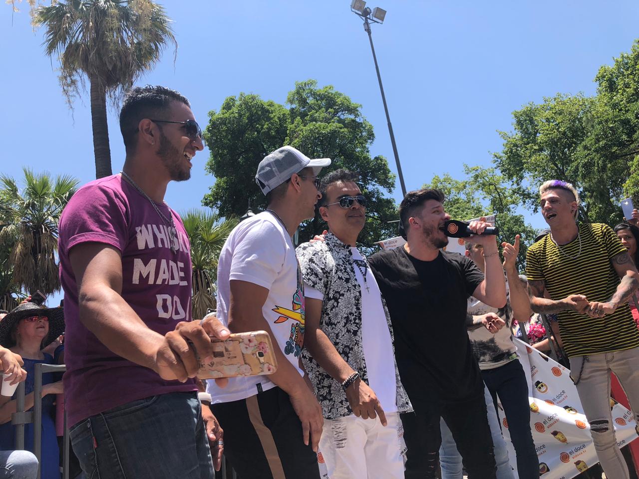 Los cuarteteros, de fiesta y bien cerca de la gente en la Plaza San Martín.