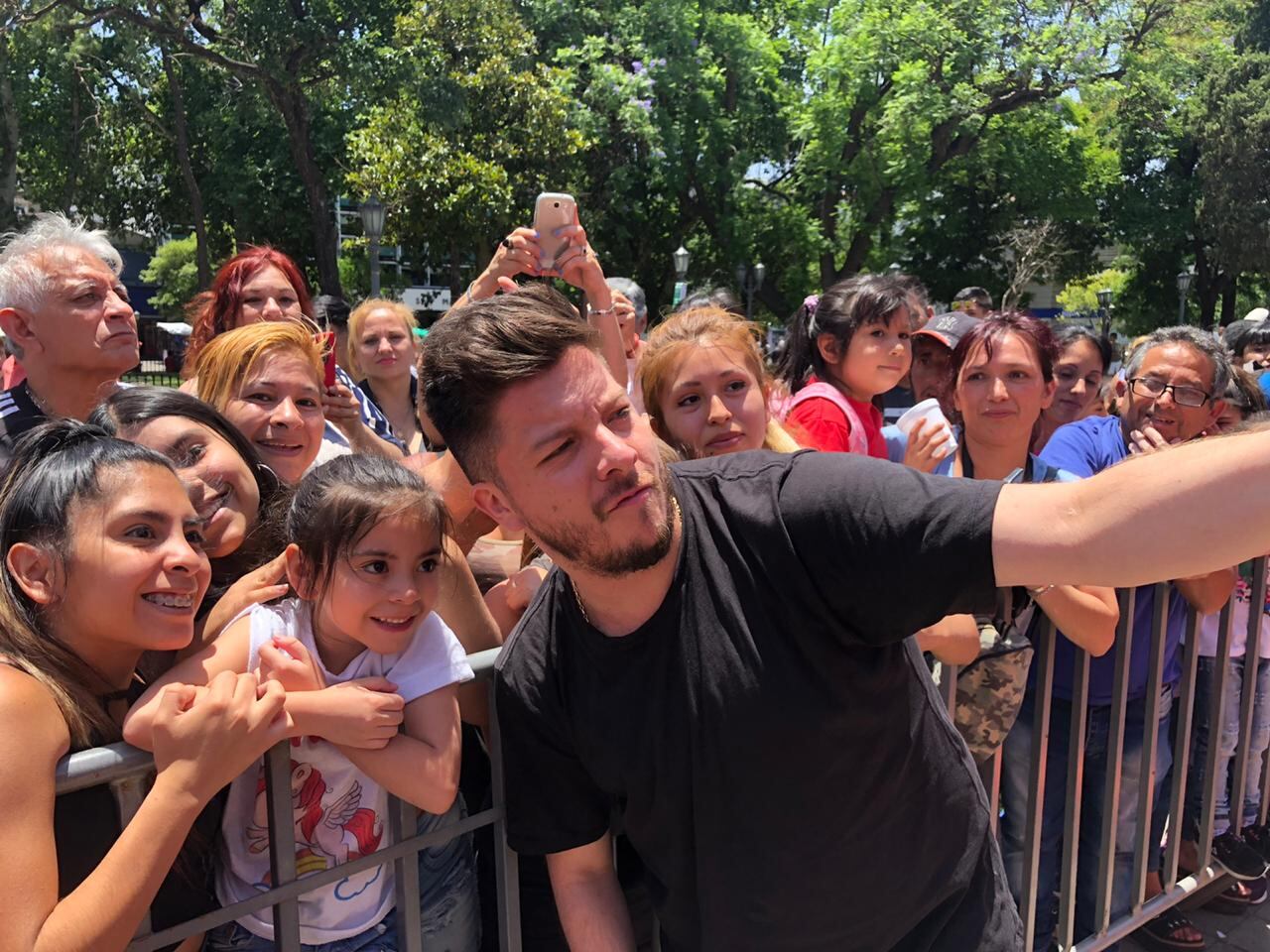 Los cuarteteros, de fiesta y bien cerca de la gente en la Plaza San Martín.