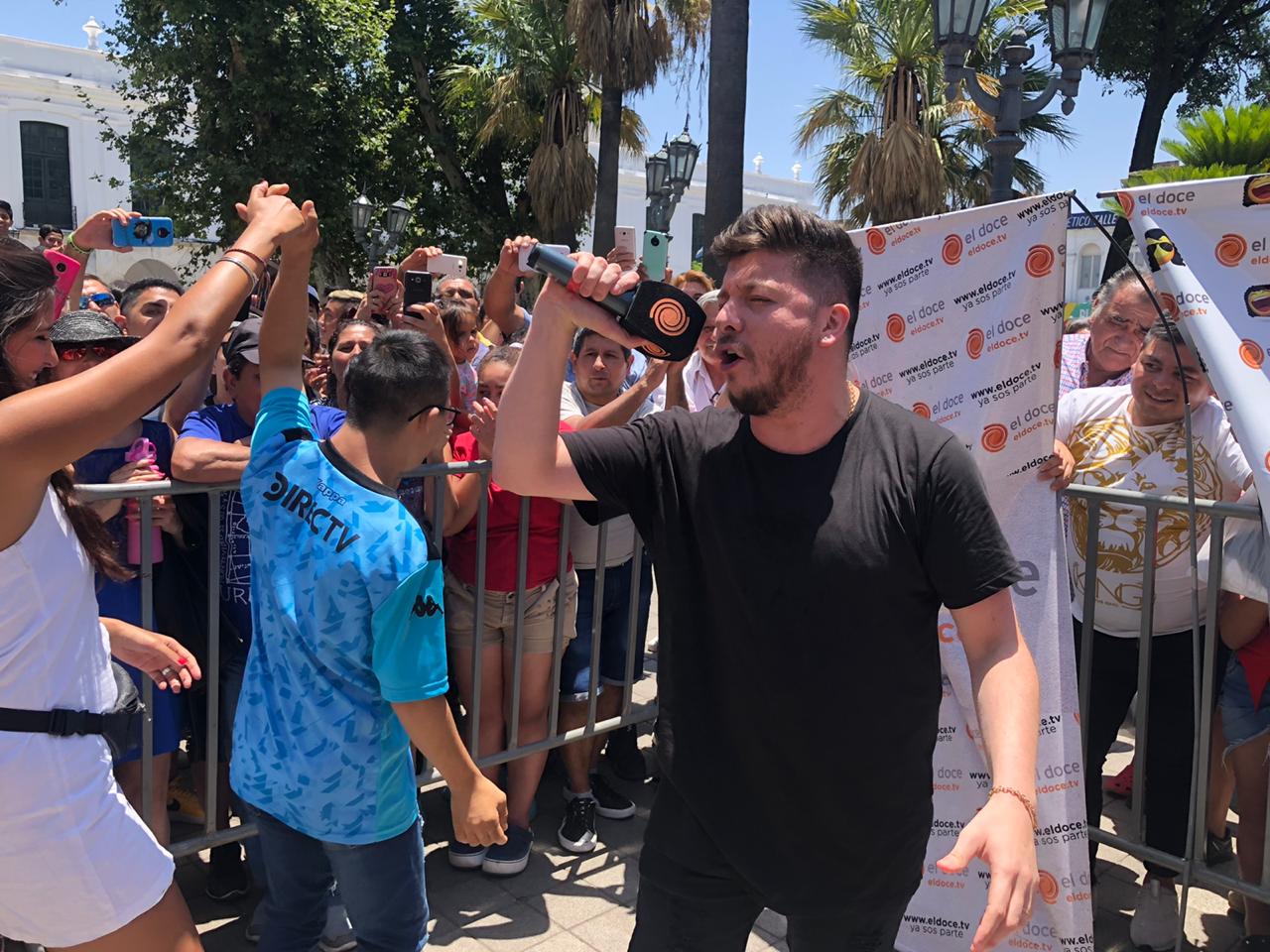 Los cuarteteros, de fiesta y bien cerca de la gente en la Plaza San Martín.