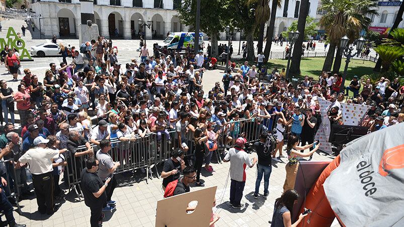 Los cuarteteros, de fiesta y bien cerca de la gente en la Plaza San Martín. Foto: Lucio Casalla / ElDoce.tv.