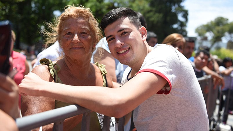 Los cuarteteros, de fiesta y bien cerca de la gente en la Plaza San Martín. Foto: Lucio Casalla / ElDoce.tv.