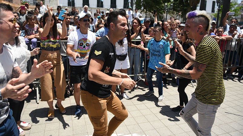 Los cuarteteros, de fiesta y bien cerca de la gente en la Plaza San Martín. Foto: Lucio Casalla / ElDoce.tv.