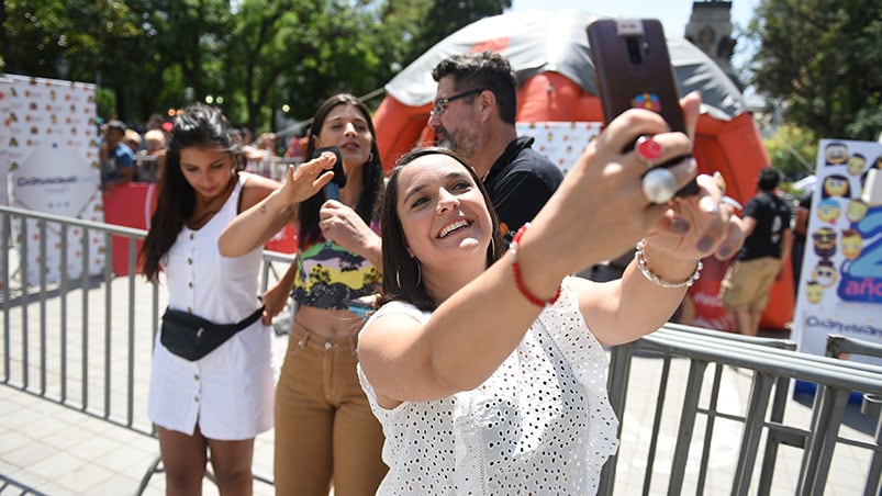 Los cuarteteros, de fiesta y bien cerca de la gente en la Plaza San Martín. Foto: Lucio Casalla / ElDoce.tv.