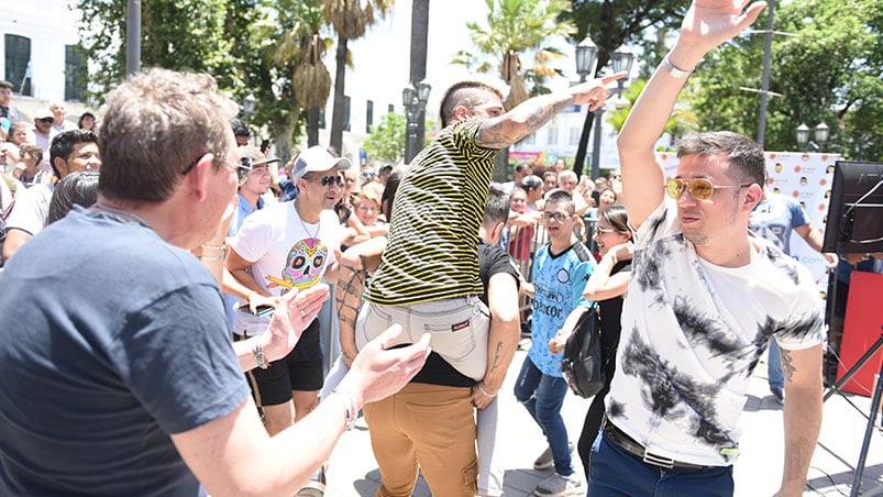 Los cuarteteros, de fiesta y bien cerca de la gente en la Plaza San Martín. Foto: Lucio Casalla / ElDoce.tv.