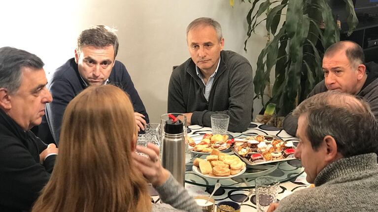 Los cuatro dirigentes no están en la misma posición en la línea de largada interna.