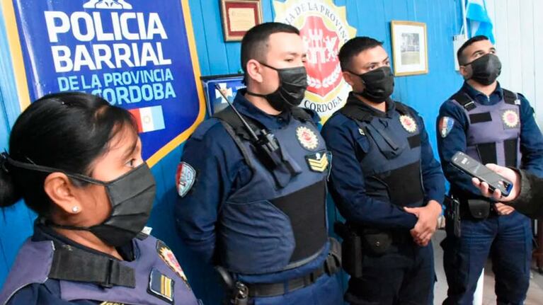 Los cuatro policías que atendieron a tiempo al bebé que no podía respirar. (Foto: Puntal Villa María)