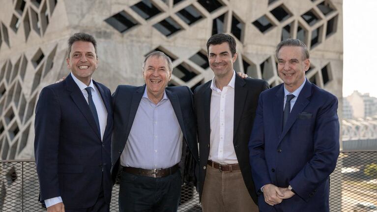 Los cuatro principales dirigentes del espacio posaron sonrientes.