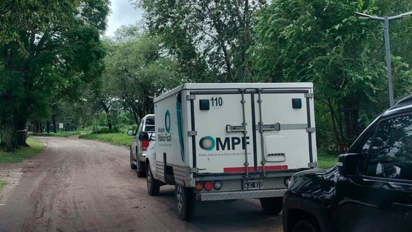 Los cuerpos fueron hallados a la vera del lago de Embalse.