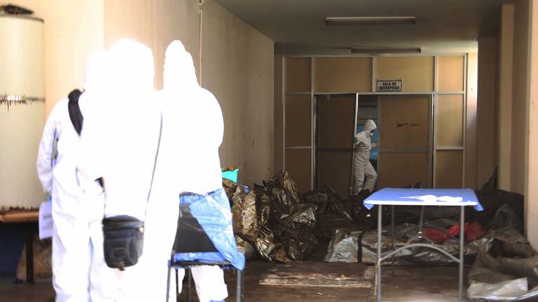 Los cuerpos quedan tirados en el piso de la morgue en Acapulco.