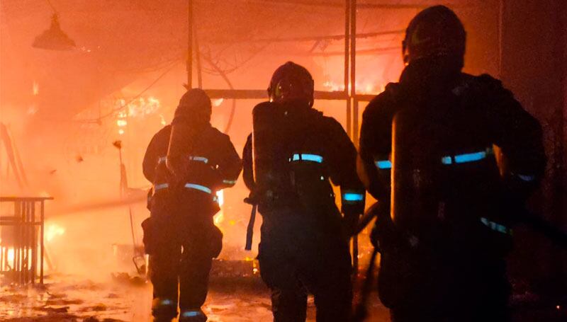 Los daños fueron prácticamente totales según Bomberos. 