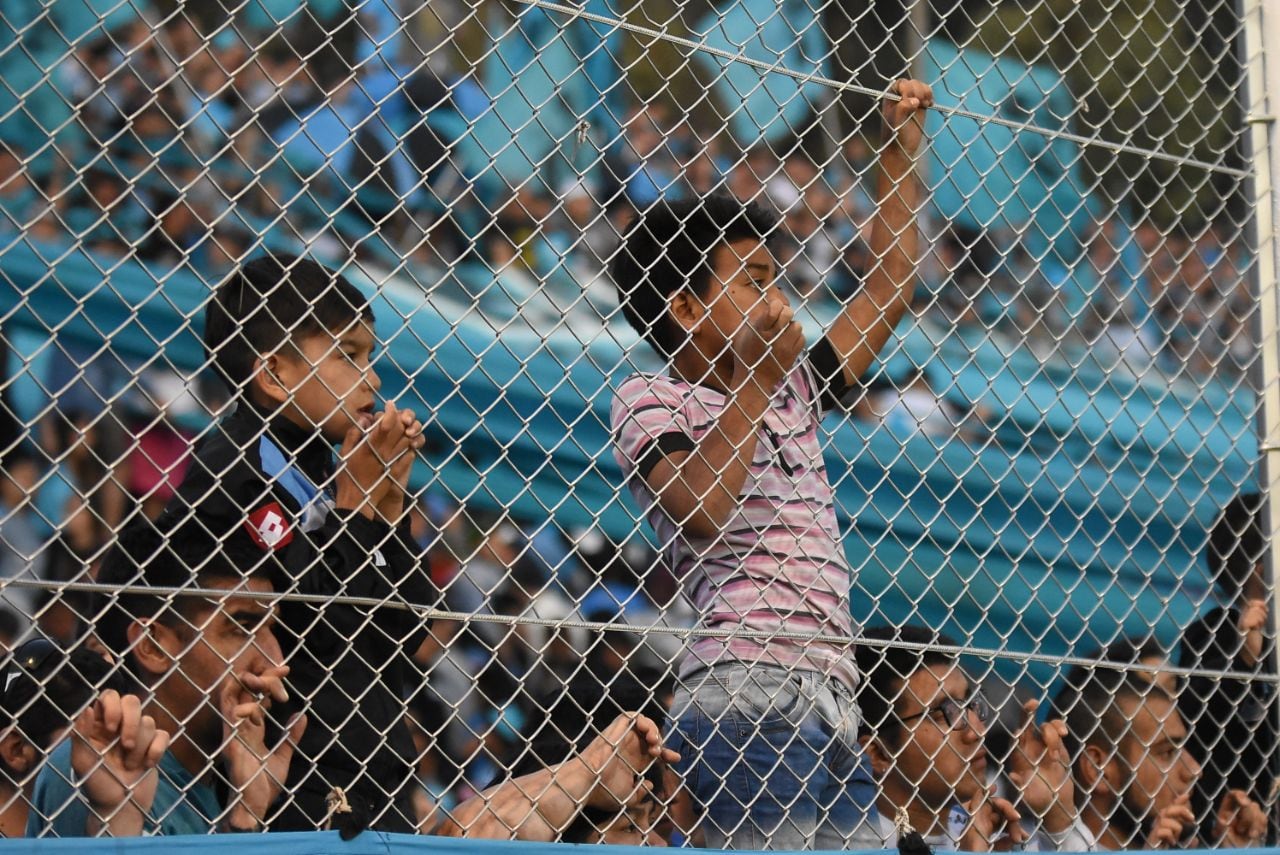 Los de Méndez y los de Caruso abrieron la fecha 4. Foto: Lucio Casalla / ElDoce.tv.