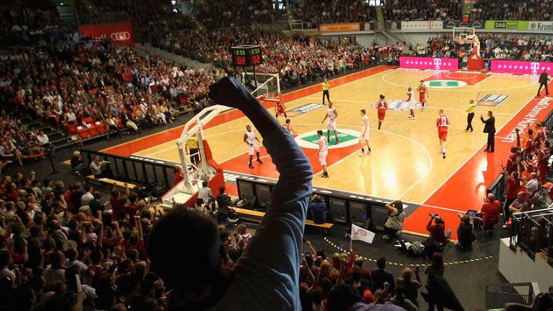 Los del Bayern Munich promocionaron un partido de básquet pero se habló de otras cosa.