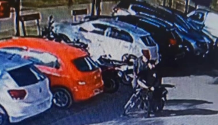 Los delincuentes actuaron en pocos segundos en una zona muy transitada de la capital.
