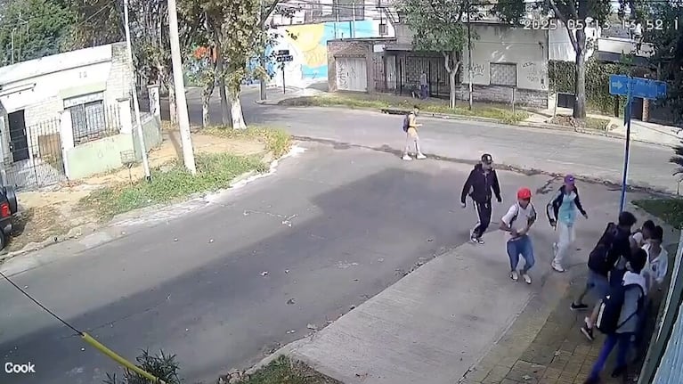 Los delincuentes atacaron a los adolescentes en menos de 20 segundos.