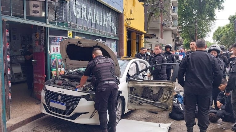 Los delincuentes chocaron contra un local y fueron detenidos. Foto: Rosario 3.