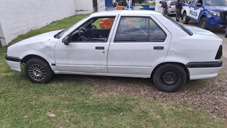 Los delincuentes circulaban a bordo de un Renault 19 color blanco.