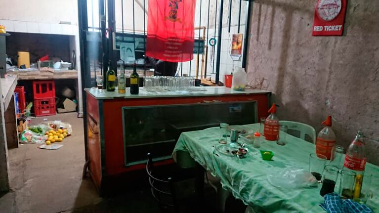 Los delincuentes comieron en el lugar, tomaron bebidas alcohólicas y dejaron todo el desorden. / Foto: Juan Pablo Lavisse ElDoce.tv