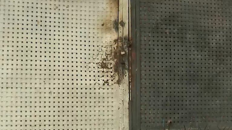 Los delincuentes destruyeron la puerta pero no lograron entrar.