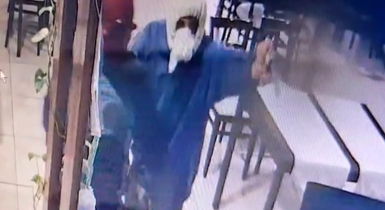 Los delincuentes entraron a robar encapuchados y con armas de fuego.