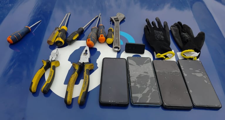 Los delincuentes inhibían autos en barrio Villa Belgrano.