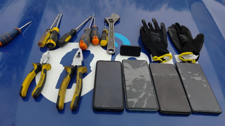 Los delincuentes inhibían autos en barrio Villa Belgrano.