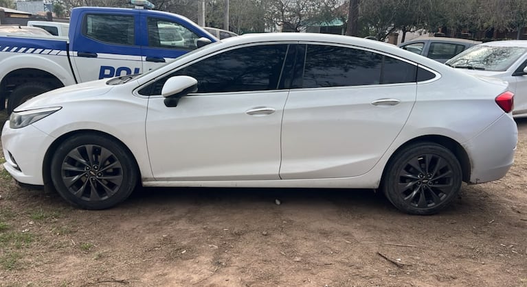 Los delincuentes inhibían autos en barrio Villa Belgrano.