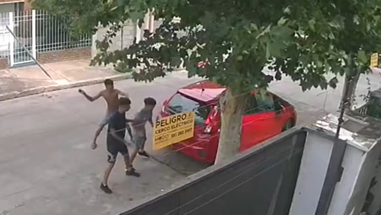 Los delincuentes reventaron la luneta de un piedrazo.