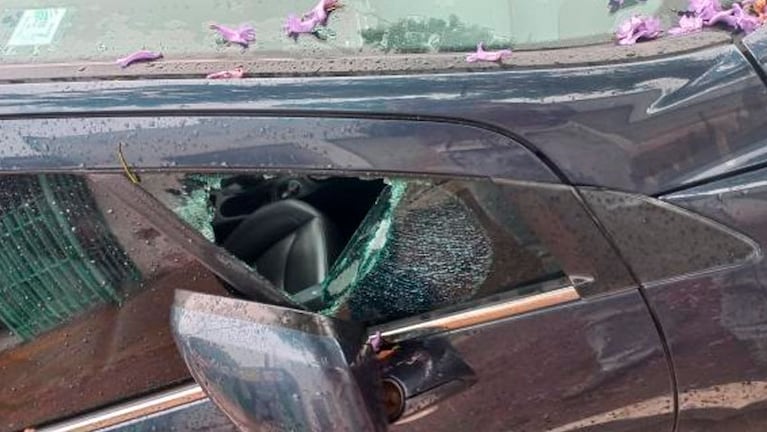 Los delincuentes rompieron el vidrio del lado del acompañante para abrir el auto.
